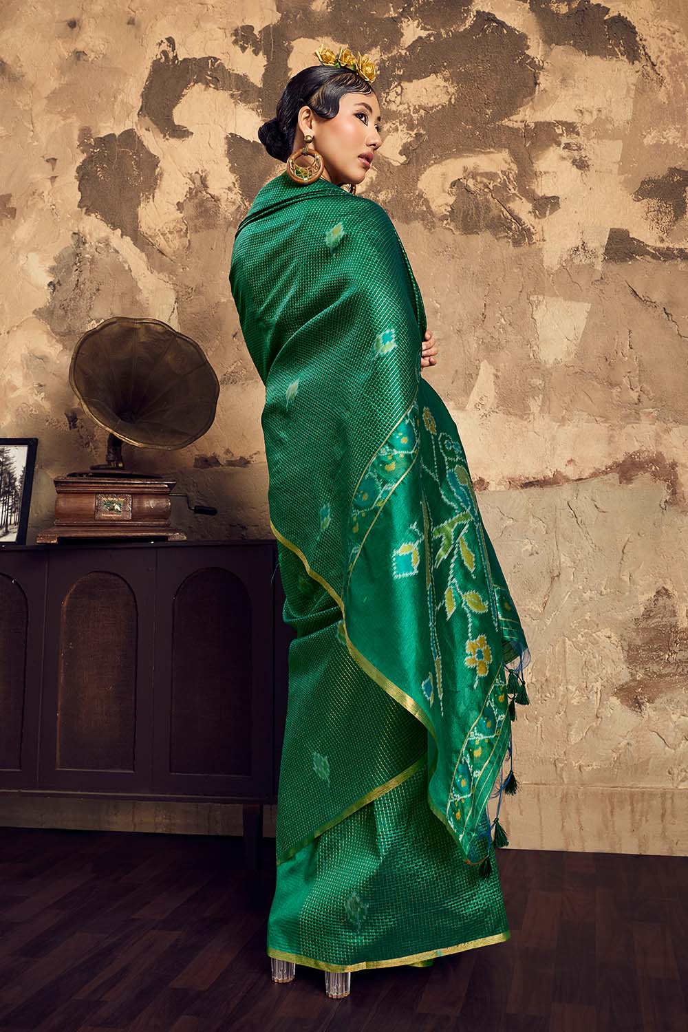 Dosia Emerald Green Handloom Weaving Silk Saree with Zari Border Ready to Wear Saree