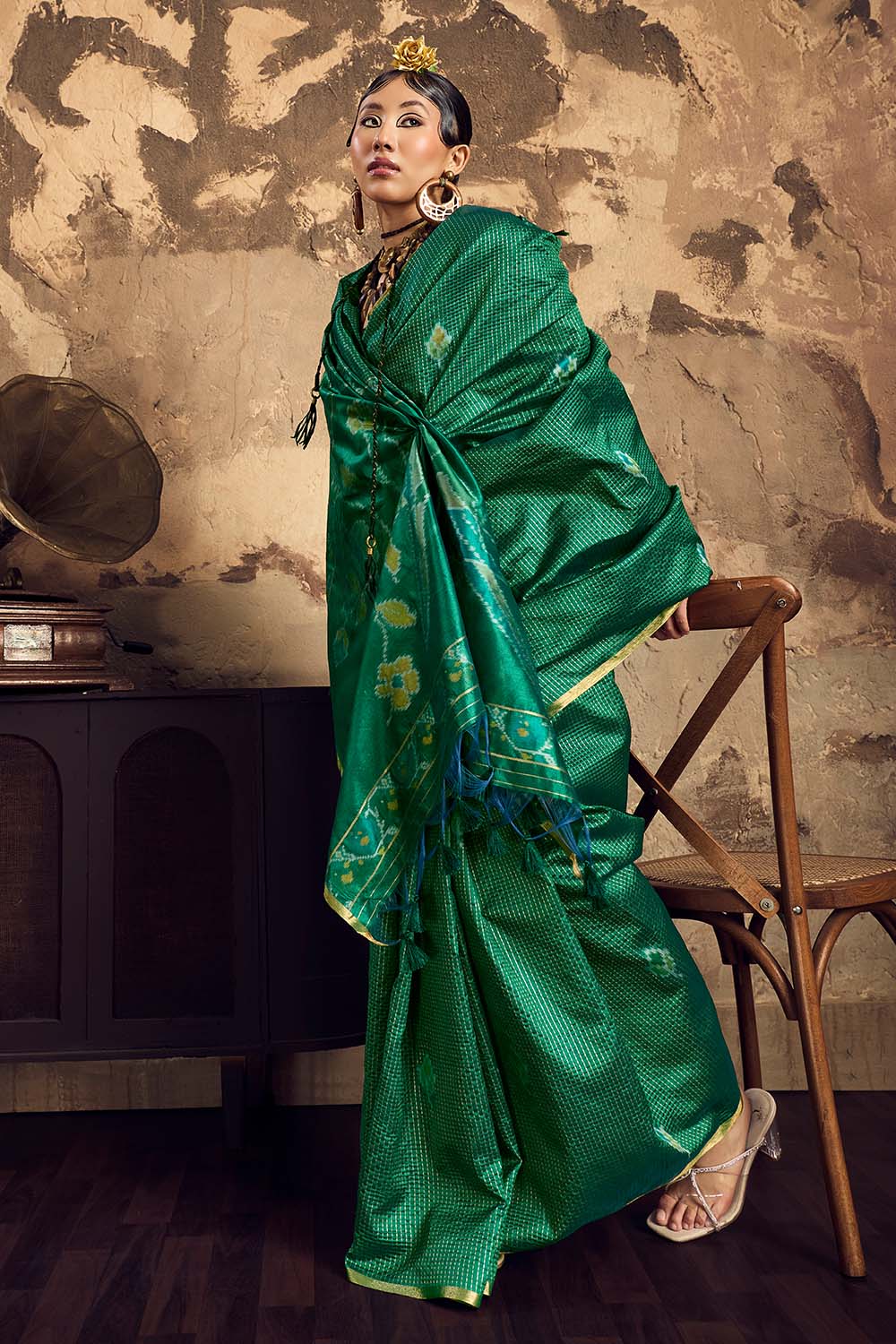 Dosia Emerald Green Handloom Weaving Silk Saree with Zari Border Ready to Wear Saree