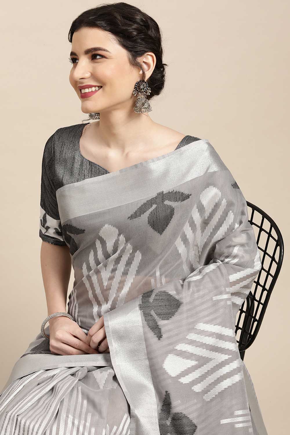 Buy Cotton Blend Geometric Design Saree in Grey Paatern Design