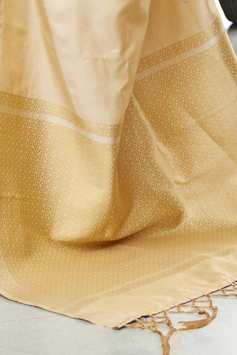Ilyssa Silk Blend Gold Woven Design Handloom One Minute Saree