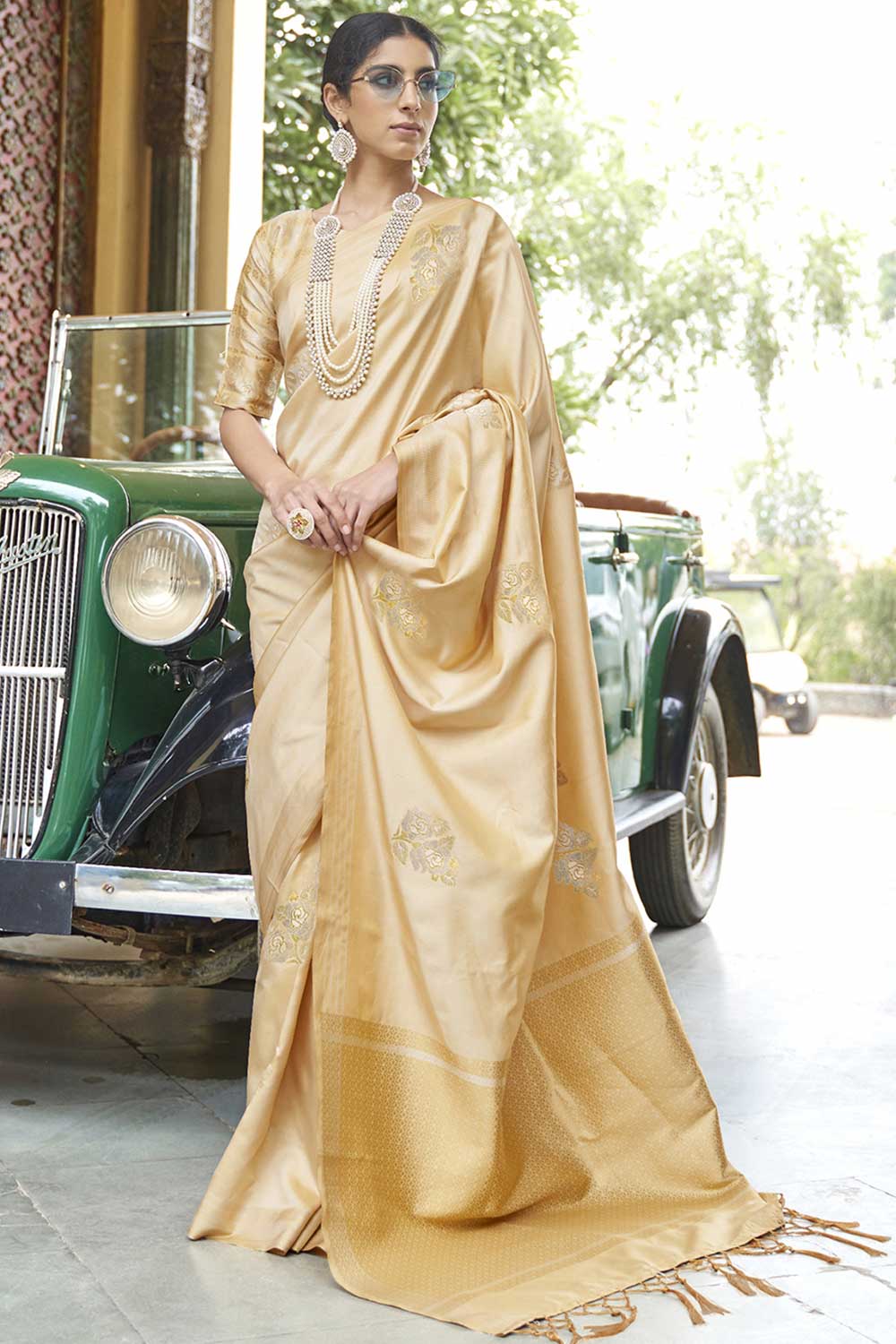 Ilyssa Silk Blend Gold Woven Design Handloom One Minute Saree